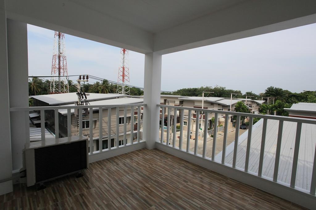 Living By Grace Apartment Si Sunthon Exterior photo